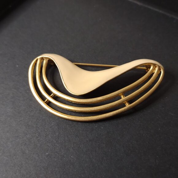 Gold Tone And Cream Colored Asymmetrical Brooch - Picture 2 of 6